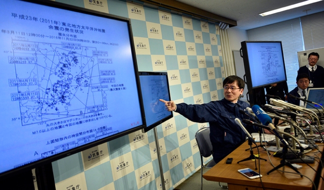 FRA03. TOKIO (JAPÓN), 22/11/2016.- Koji Nakamura de la Agencia Meteorológico de Japón (JMA) habla durante una rueda de prensa hoy, martes 22 de noviembre de 2016, sobre un terremoto que golpeó la costa de la prefectura de Fukushima, en Tokio (Japón). Un fuerte terremoto de 7,3 grados de magnitud en la escala abierta de Ritcher sacudió hoy la prefectura de Fukushima (noreste de Japón) e hizo que se activara la alerta de tsunami, según informó la Agencia Meteorológica nipona (JMA). El seísmo se produjo a las 05.59 hora local (20.59 GMT del lunes) y tuvo su hipocentro a 10 kilómetros de profundidad en la costa de Fukushima, a unos 200 kilómetros de Tokio. EFE/FRANCK ROBICHON